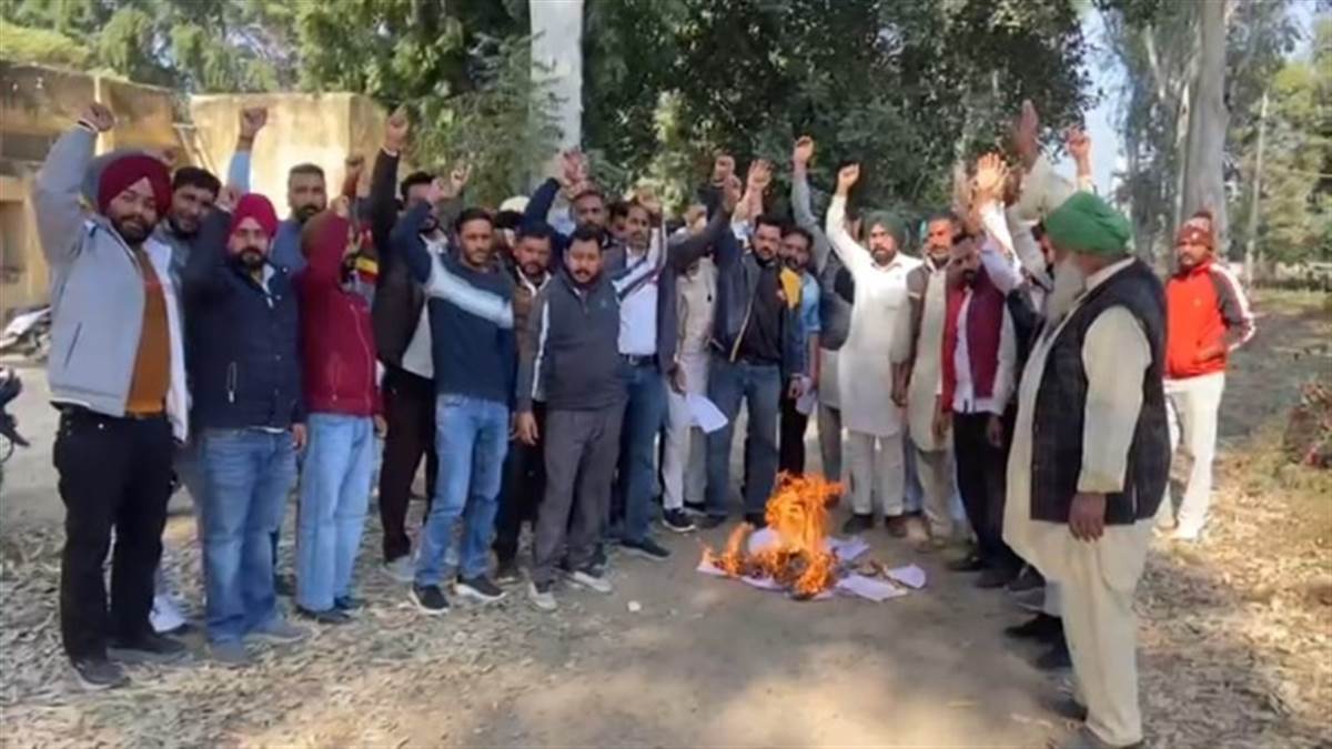 ਰੋਸ ਮੁਜ਼ਾਹਰੇ ਉਪਰੰਤ ਕਿਸਾਨਾਂ ਨੇ ਫੂਕੇ ਬਿਜਲੀ ਬਿੱਲ ਦੇ ਖਰੜੇ