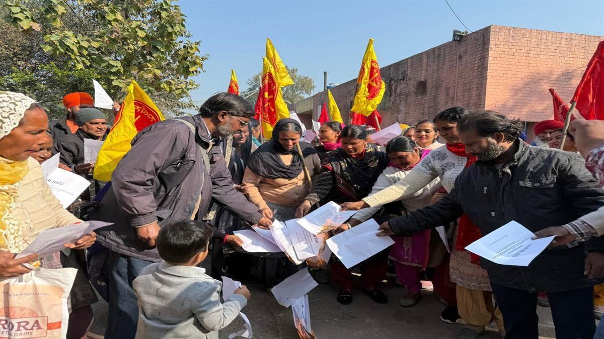 ਬਿੱਲਾਂ ਦੀਆਂ ਕਾਪੀਆਂ ਸਾੜ ਕੇ ਕੇਂਦਰ ਸਰਕਾਰ ਖ਼ਿਲਾਫ਼ ਨਾਅਰੇਬਾਜ਼ੀ