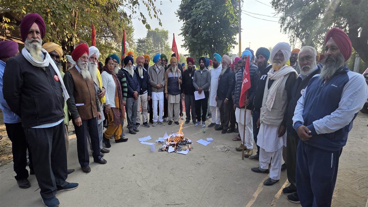 ਬਿਜਲੀ ਬਿੱਲ ਤੇ ਬੀਜ ਬਿੱਲ ਦੀਆਂ ਕਾਪੀਆਂ ਸਾੜੀਆਂ