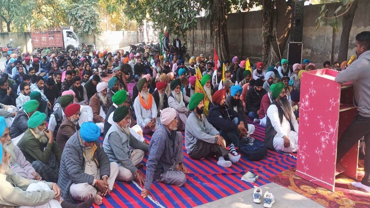 ਕਾਪੀਆਂ ਸਾੜ ਕੇ ਕੀਤਾ ਵਿਰੋਧ ਪ੍ਰਦਰਸ਼ਨ