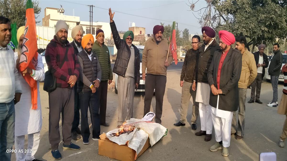 ਭਾਜਪਾ ਵੱਲੋਂ ‘ਆਪ’ ਖ਼ਿਲਾਫ਼ ਪ੍ਰਦਰਸ਼ਨ, ਆਤਿਸ਼ੀ ਦਾ ਫੂਕਿਆ ਪੁਤਲਾ
