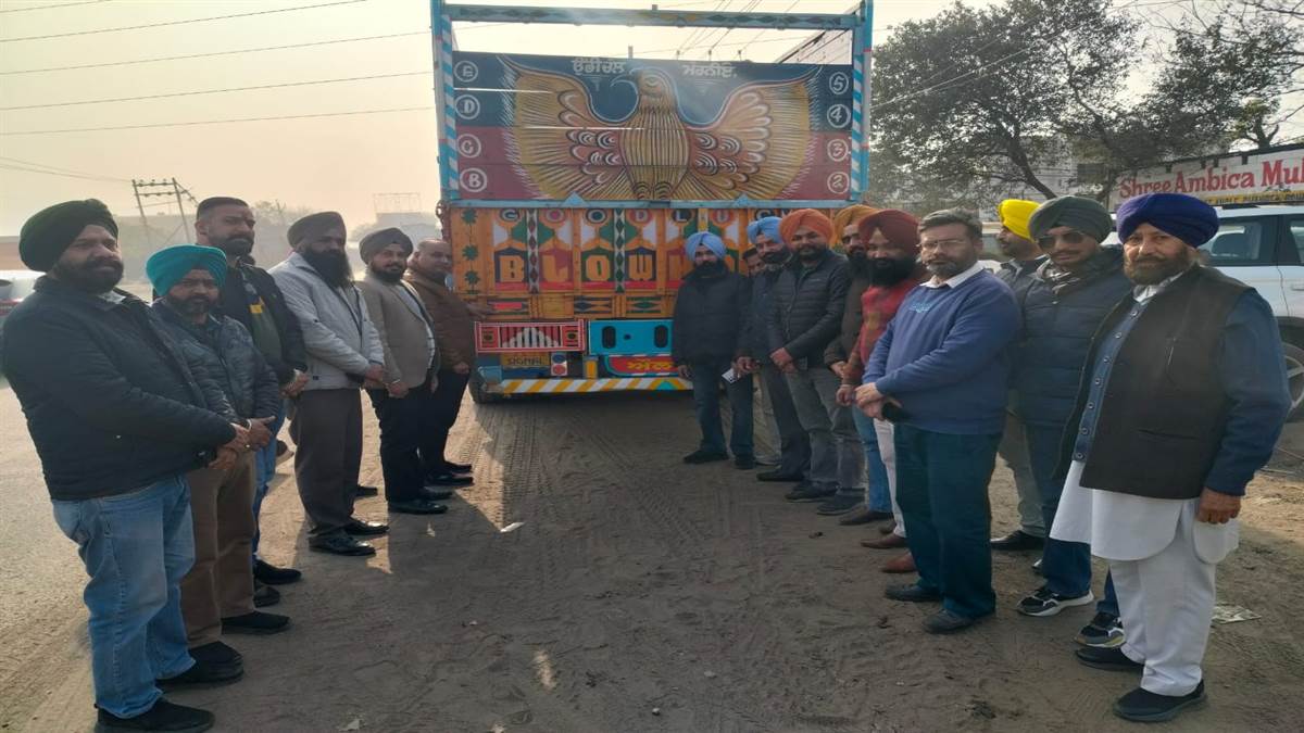 ਟਰਾਂਸਪੋਰਟ ਵਿਭਾਗ ਨੇ ਟਰੱਕਾਂ ’ਤੇ ਰਿਫਲੈਕਟਰ ਲਗਾਏ
