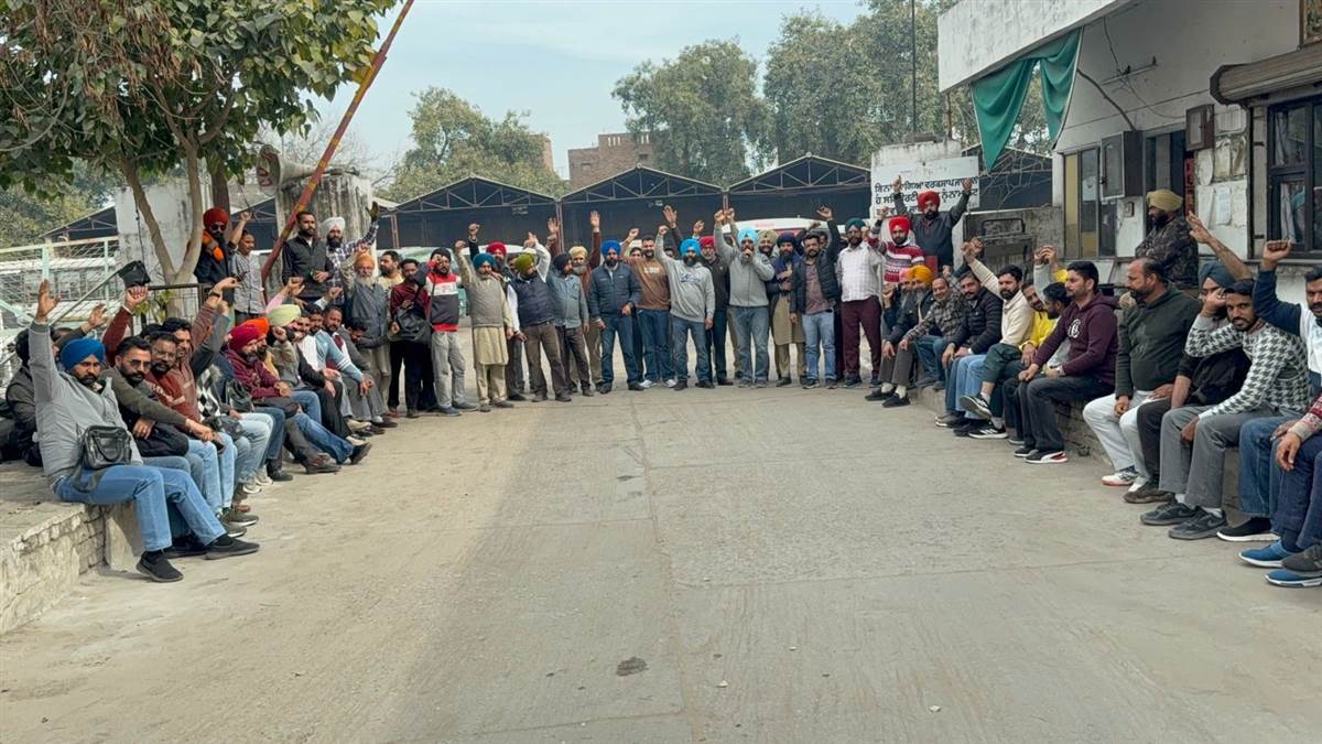 ਪਨਬਸ ਪੀਆਰਟੀਸੀ ਕੱਚੇ ਮੁਲਾਜ਼ਮਾਂ ਦੀਆਂ ਮੰਗਾਂ ਨੂੰ ਲੈ ਕੇ ਪ੍ਰਗਟਾਇਆ ਰੋਸ