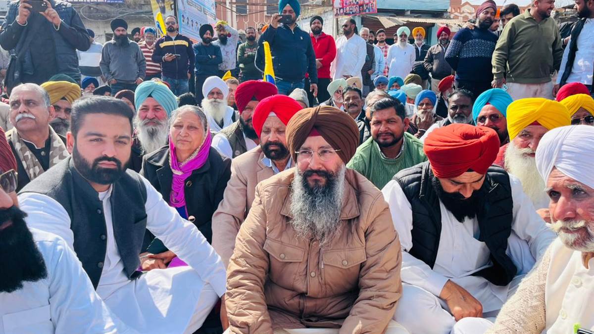 ਆਮ ਆਦਮੀ ਪਾਰਟੀ ਵੱਲੋਂ ਵਿਰੋਧੀ ਧਿਰ ਦੇ ਨੇਤਾ ਪ੍ਰਤਾਪ ਸਿੰਘ ਬਾਜਵਾ ਦੀ ਕੋਠੀ ਅੱਗੇ ਧਰਨਾ ਸ਼ੁਰੂ