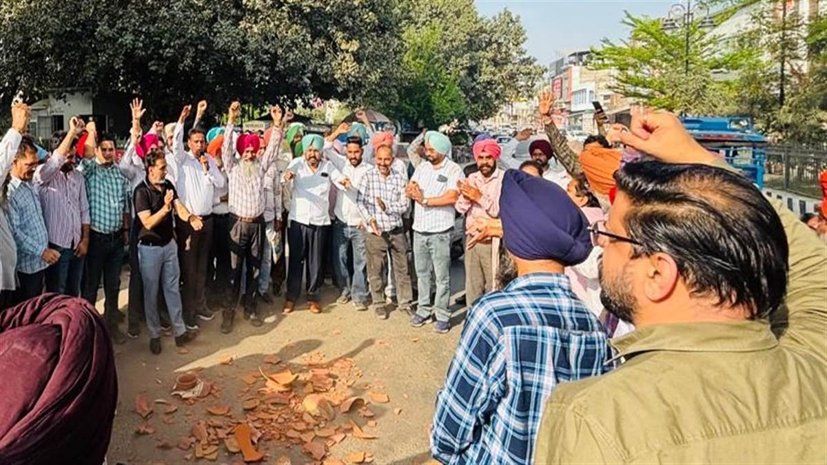 ਕਲੈਰੀਕਲ ਕਾਮਿਆਂ ਵੱਲੋਂ ਕਲਮ ਛੋੜ ਹੜਤਾਲ