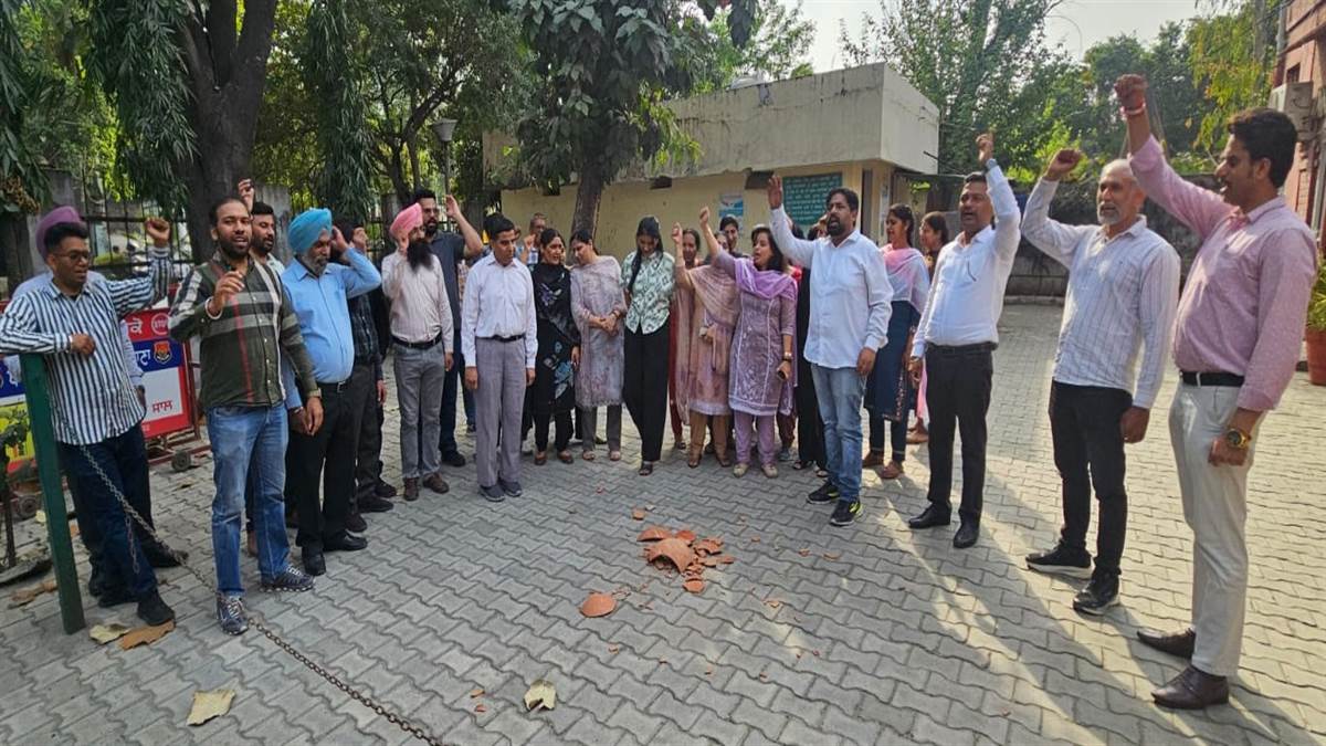 ਮੰਗਾਂ ਨੂੰ ਲੈ ਕੇ ਮੁਲਾਜ਼ਮਾਂ ਵੱਲੋਂ ਘੜਾ ਭੰਨ ਪ੍ਰਦਰਸ਼ਨ