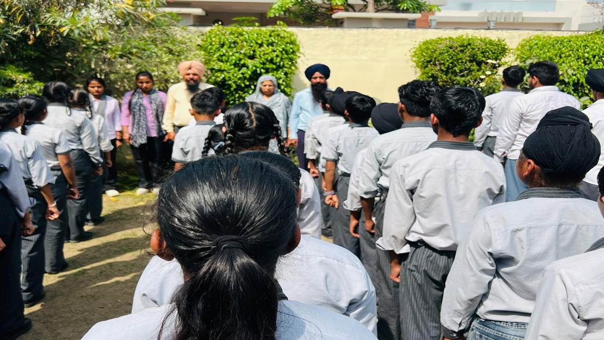 ਦਸਮੇਸ਼ ਸਕੂਲ ’ਚ ਵਿਸ਼ਵ ਸ਼ਾਂਤੀ ਲਈ ਕੀਤੀਆਂ ਦੁਆਵਾਂ