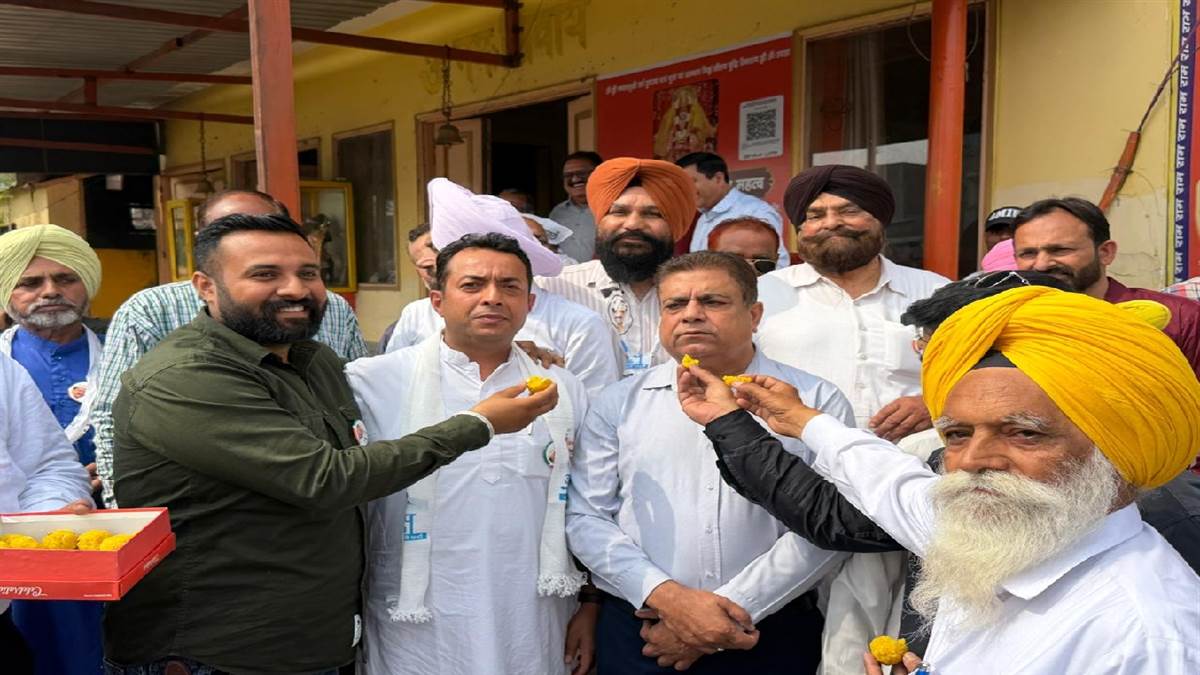 ‘ਆਪ’ ਆਗੂਆਂ ਨੇ ਵੰਡੇ ਲੱਡੂ