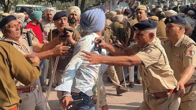 PU 'ਚ ਹੰਗਾਮਾ: ਪ੍ਰਦਰਸ਼ਨ ਕਰ ਰਹੇ ਵਿਦਿਆਰਥੀਆਂ 'ਤੇ ਲਾਠੀਚਾਰਜ; ਸਿੱਖ ਇਤਿਹਾਸ ਦੇ ਲੈਕਚਰ 'ਚ RSS ਅਹੁਦੇਦਾਰ ਦਾ ਵਿਰੋਧ