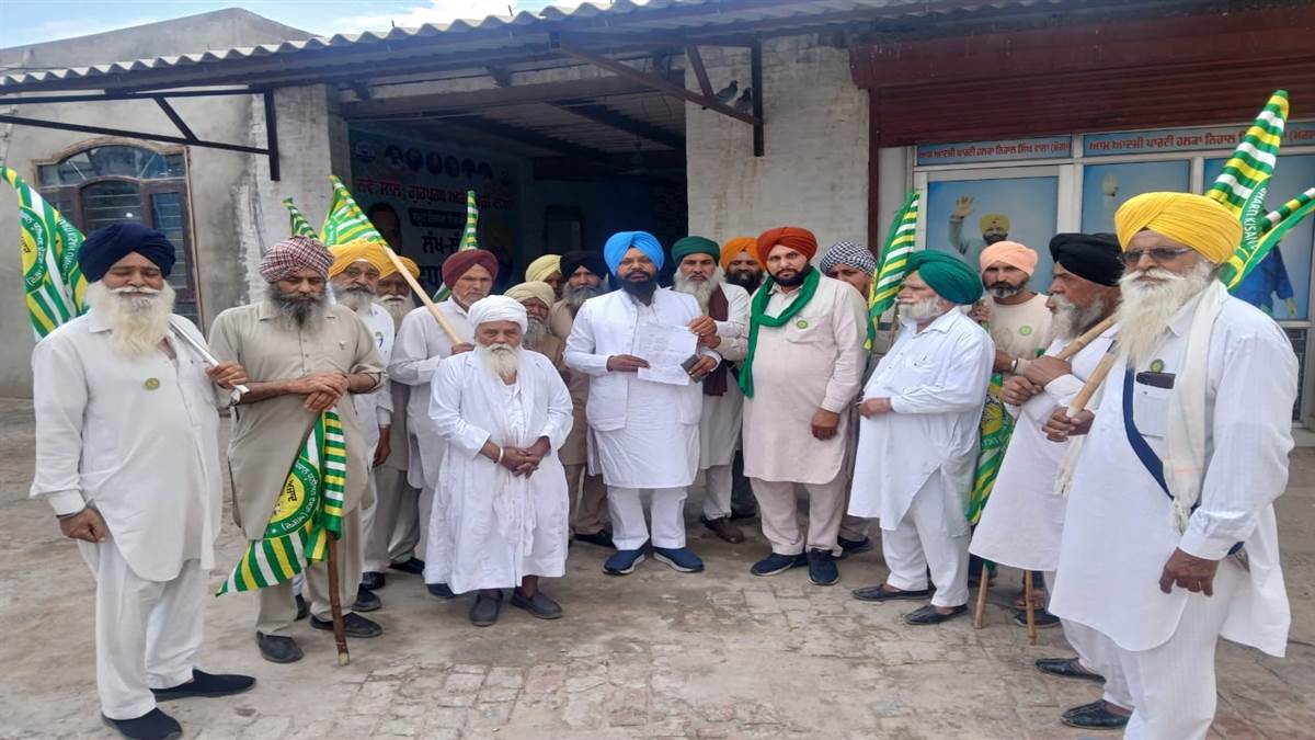 ਕੱਚੇ ਰਸਤੇ ਨੂੰ ਪੱਕਾ ਕਰਨ ਲਈ ਦਿੱਤਾ ਮੰਗ ਪੱਤਰ