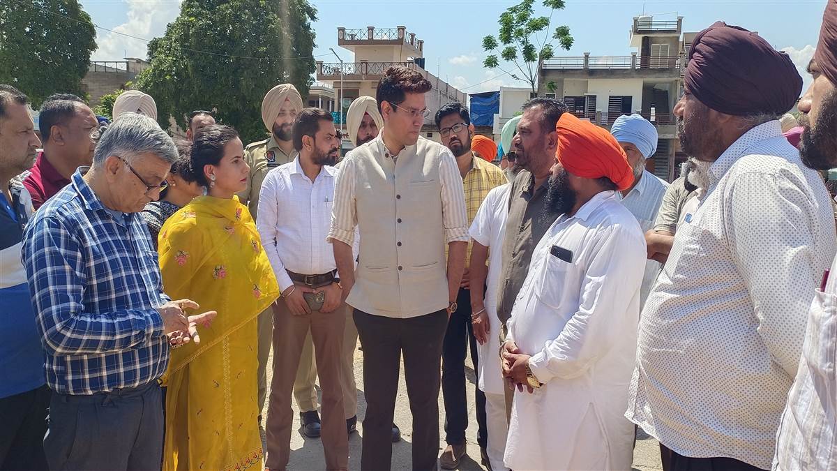 ਡਿਪਟੀ ਕਮਿਸ਼ਨਰ ਵੱਲੋਂ ਅਨਾਜ ਮੰਡੀ ਦਾ ਅਚਨਚੇਤ ਦੌਰਾ, ਅਧਿਕਾਰੀਆ ਨੂੰ ਖ਼ਰੀਦ ਸਬੰਧੀ ਕੀਤੀਆ ਹਦਾਇਤਾਂ
