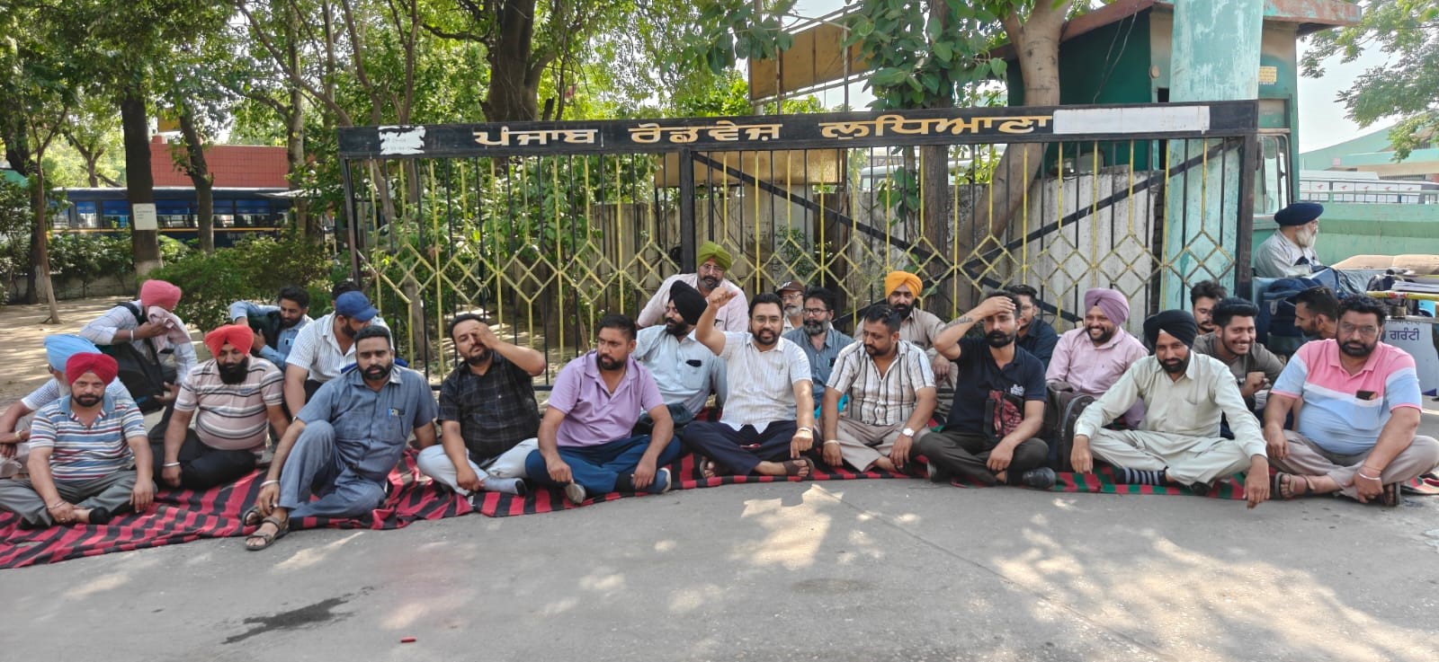 ਲੁਧਿਆਣਾ 'ਚ ਰੋਡਵੇਜ਼-ਪਨਬਸ ਕਾਮਿਆਂ ਨੇ ਬੱਸਾਂ ਦਾ ਚੱਕਾ ਜਾਮ