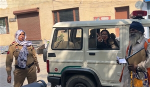 ਸੇਵਾ ਕੇਂਦਰ ਦੇ ਮੁਲਾਜ਼ਮਾਂ 'ਤੇ ਅੱਧੀ ਰਾਤ ਪੁਲਿਸ ਦਾ ਐਕਸ਼ਨ: ਤੜਕੇ ਚੁੱਪ-ਚੁਪੀਤੇ ਚੁੱਕਿਆ ਧਰਨਾ, ਪ੍ਰਦਰਸ਼ਨਕਾਰੀਆਂ ਨੂੰ ਡੱਕਿਆ ਥਾਣੇ 'ਚ, ਮੁਲਾਜ਼ਮਾਂ 'ਚ ਭਾਰੀ ਰੋਸ!