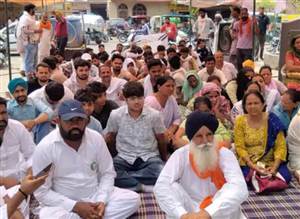 50 ਦਿਨਾਂ ਤੋਂ ਨਾਬਾਲਿਗਾ ਲਾਪਤਾ, ਪਰਿਵਾਰ ਦਾ ਥਾਣੇ ਅੱਗੇ ਅਣਮਿੱਥੇ ਸਮੇਂ ਲਈ ਧਰਨਾ