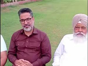 ਮੁਕਤਸਰ 'ਚ ਟਕਸਾਲੀ ਵਰਕਰਾਂ ਨੇ ਰਾਜਾ ਵੜਿੰਗ ਖ਼ਿਲਾਫ਼ ਖੋਲ੍ਹਿਆ ਮੋਰਚਾ, ਕਿਹਾ- ਵੜਿੰਗ ਨੇ ਕਾਂਗਰਸ ਨੂੰ ਦੋ ਹਿੱਸਿਆਂ 'ਚ ਵੰਡਿਆ
