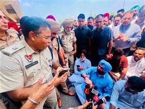 ਮੋਗਾ 'ਚ ਥਾਣਾ ਸਦਰ ਅੱਗੇ ਧਰਨੇ 'ਤੇ ਬੈਠੇ ਰੇਲ ਮੰਤਰੀ ਰਵਨੀਤ ਬਿੱਟੂ, ਜਾਣੋ ਵਜ੍ਹਾ
