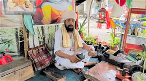 16 ਸਾਲਾਂ ਤੋਂ ਮੁਫ਼ਤ ਜੁੱਤੀਆਂ ਸਿਉਂ ਕੇ ਮਨੁੱਖਤਾ ਦੀ ਸੇਵਾ ਕਰ ਰਿਹਾ ਮੋਚੀ