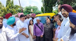 ਪਾਰਟੀ ਵਰਕਰ ਨੂੰ ਆਟੋ ਭੇਂਟ ਕਰਕੇ ਪ੍ਰਧਾਨ ਖੰਗੂੜਾ' ਨੇ ਮਨਾਇਆ ਜਨਮ ਦਿਨ