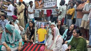 ਲੁਧਿਆਣਾ ਕਤਲਕਾਂਡ : ਨੌਜਵਾਨ ਨੂੰ 5 ਗੋਲੀਆਂ ਮਾਰ ਕੇ ਕਤਲ ਕਰਨ ਦੇ ਵਿਰੋਧ 'ਚ ਹਾਈਵੇਅ ਜਾਮ, ਪਰਿਵਾਰ ਦਾ ਪ੍ਰਦਰਸ਼ਨ