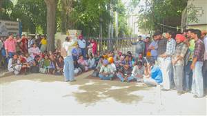 ਟੀਪੀਡੀ ਮਾਲਵਾ ਕਾਲਜ ਦਾ ਕੀਤਾ ਗੇਟ ਬੰਦ, ਅਧਿਆਪਕਾਂ ਵੱਲੋਂ ਪ੍ਰਦਰਸ਼ਨ
