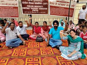 ਮਾਤਾ ਸੁੰਦਰੀ ਯੂਨੀਵਰਸਿਟੀ ਗਰਲਜ਼ ਕਾਲਜ ’ਚ ਅਧਿਆਪਕਾਂ ਨੇ ਕਾਲਜ ਬੰਦ ਕਰ ਕੇ ਕੀਤਾ ਰੋਸ ਪ੍ਰਦਰਸ਼ਨ