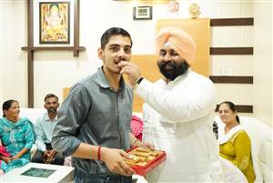 ਦਕਸ਼ ਧੀਮਾਨ ਦੀ ਨੀਟ ਪ੍ਰੀਖਿਆ ਪਾਸ ਕਰਨ ’ਤੇ ਹਰਜੋਤ ਬੈਂਸ ਨੇ ਘਰ ਪਹੁੰਚ ਕੇ ਦਿਤੀ ਵਧਾਈ