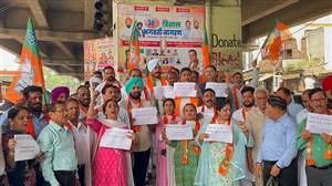 ਤਸ਼ੱਦਦ ਮਾਮਲੇ 'ਚ ਪੁਲਿਸ ਖ਼ਿਲਾਫ਼ ਖੋਲ੍ਹਿਆ ਮੋਰਚਾ, ਖਰੜ 'ਚ ਭਾਜਪਾ ਆਗੂਆਂ ਨੇ ਦਿੱਤਾ ਧਰਨਾ, ਪੀੜਤਾਂ ਲਈ ਮੰਗਿਆ ਇਨਸਾਫ਼