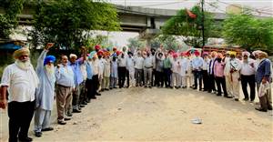 ਏਟਕ ਵੱਲੋਂ ਮੰਗਾਂ ਦੇ ਸਬੰਧ ’ਚ ਰੋਸ ਪ੍ਰਦਰਸ਼ਨ ਤੇ ਨਾਅਰੇ ਲਗਾਏ