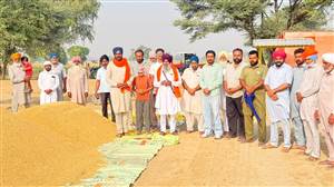 ਪਿੰਡ ਗੁਲਾਬਗੜ੍ਹ ਦੀ ਨਵੀਂ ਦਾਣਾ ਮੰਡੀ ’ਚ ਪਹਿਲੀ ਵਾਰ ਝੋਨੇ ਦੀ ਖਰੀਦ ਸ਼ੁਰੂ