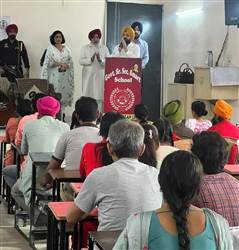 ਮਾਪੇ-ਅਧਿਆਪਕ ਮਿਲਣੀ ’ਚ ਪੁੱਜੇ ਕੈਬਨਿਟ ਮੰਤਰੀ ਮੁੰਡੀਆਂ