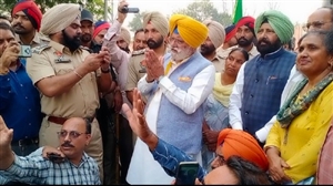 ਕੈਬਨਿਟ ਮੰਤਰੀ ਵਰਕਰਾਂ ਨੂੰ ਆਏ ਸਮਝਾਉਣ, ਖ਼ੁਦ ਮਾਫ਼ੀ ਮੰਗ ਨਿੱਕਲੇ, ਰੈਸਟ ਹਾਊਸ ‘ਚ ਐਂਟਰੀ ਨਾ ਹੋਣ ’ਤੇ ਭੜਕੇ ਕਾਂਗਰਸੀ