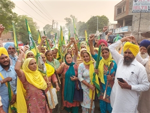 Farmer's Protest : ਪੁਲਿਸ ਦੇ ਤਸ਼ੱਦਦ ਤੋਂ ਖਫ਼ਾ ਕਿਸਾਨ ਔਰਤਾਂ ਨੇ ਪੰਜਾਬ ਸਰਕਾਰ ਦੇ ਖਿਲਾਫ਼ ਕੀਤੀ ਨਾਅਰੇਬਾਜ਼ੀ