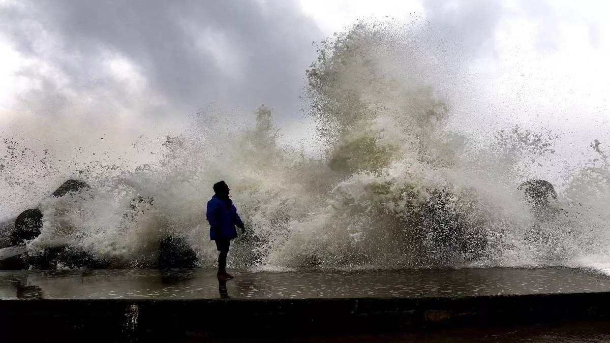 The effect of cyclonic storm Mandus is visible in Chennai IMD issued red alert air services affected