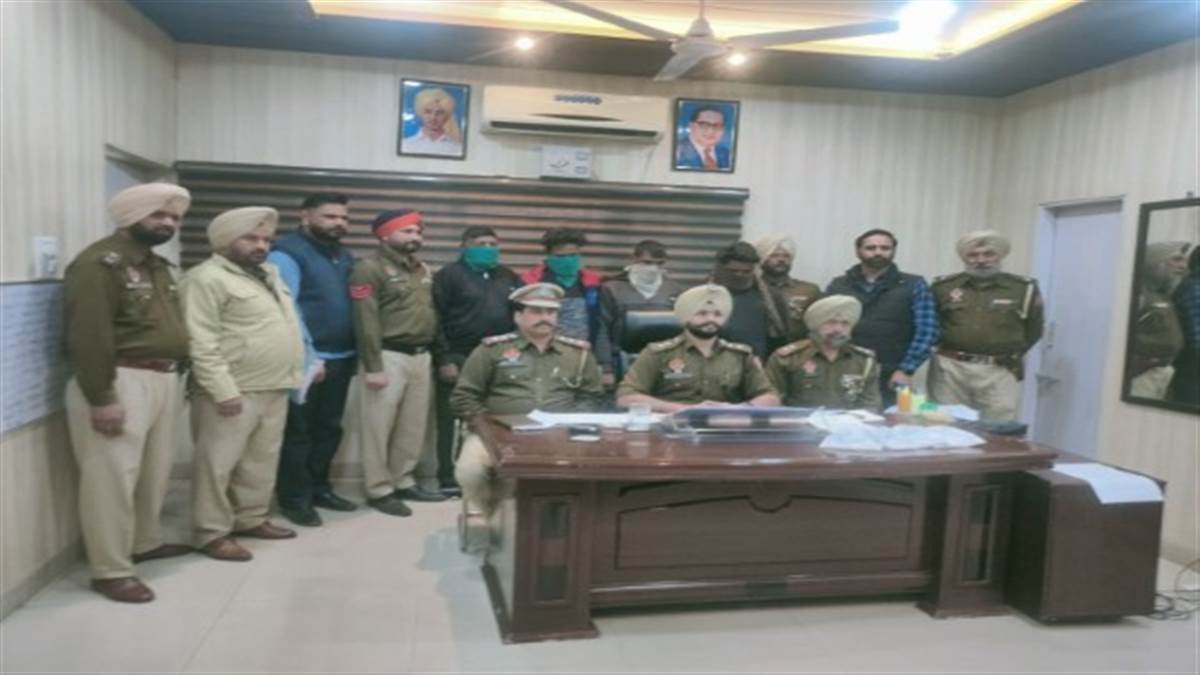 Accused of robbery arrested along with gold, jewels, two motorcycles, kirpan, 3 datars