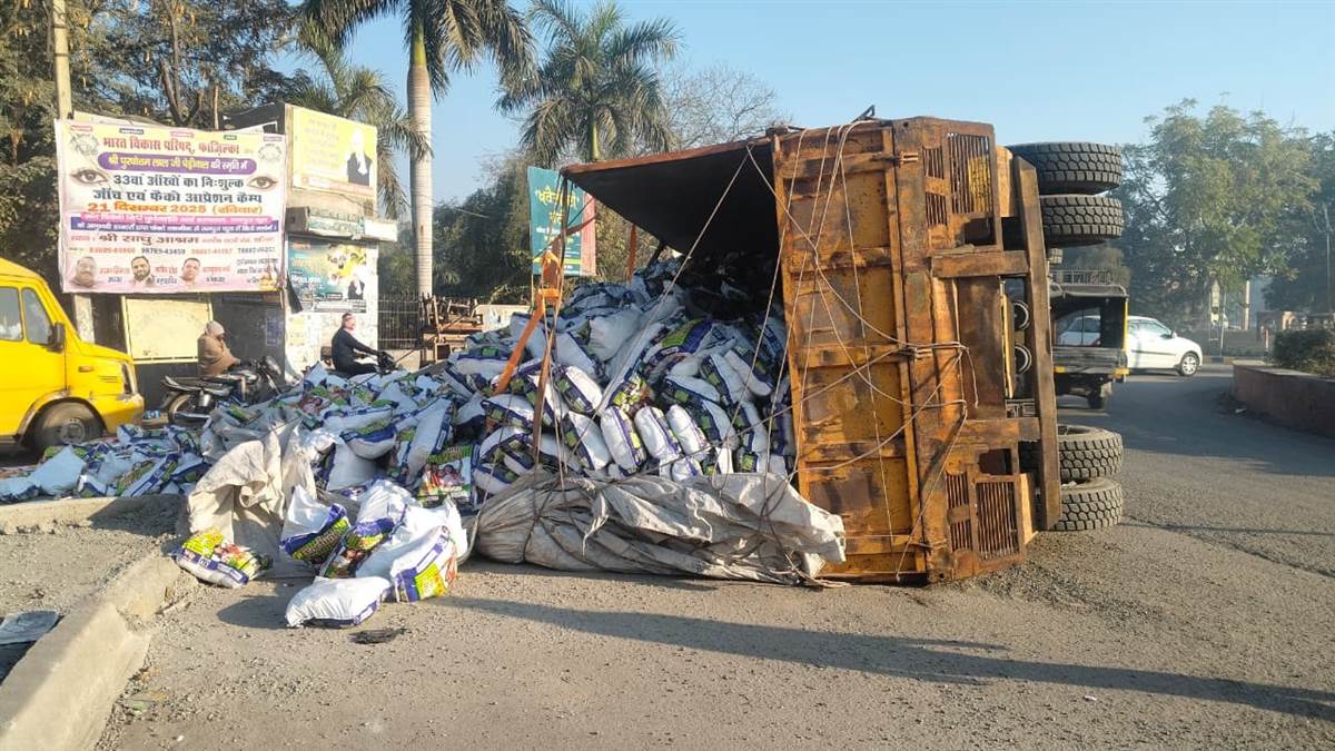 ਫਾਜ਼ਿਲਕਾ-ਅਬੋਹਰ ਰੋਡ ’ਤੇ ਨਮਕ ਦਾ ਟਰੱਕ ਪਲਟਿਆ