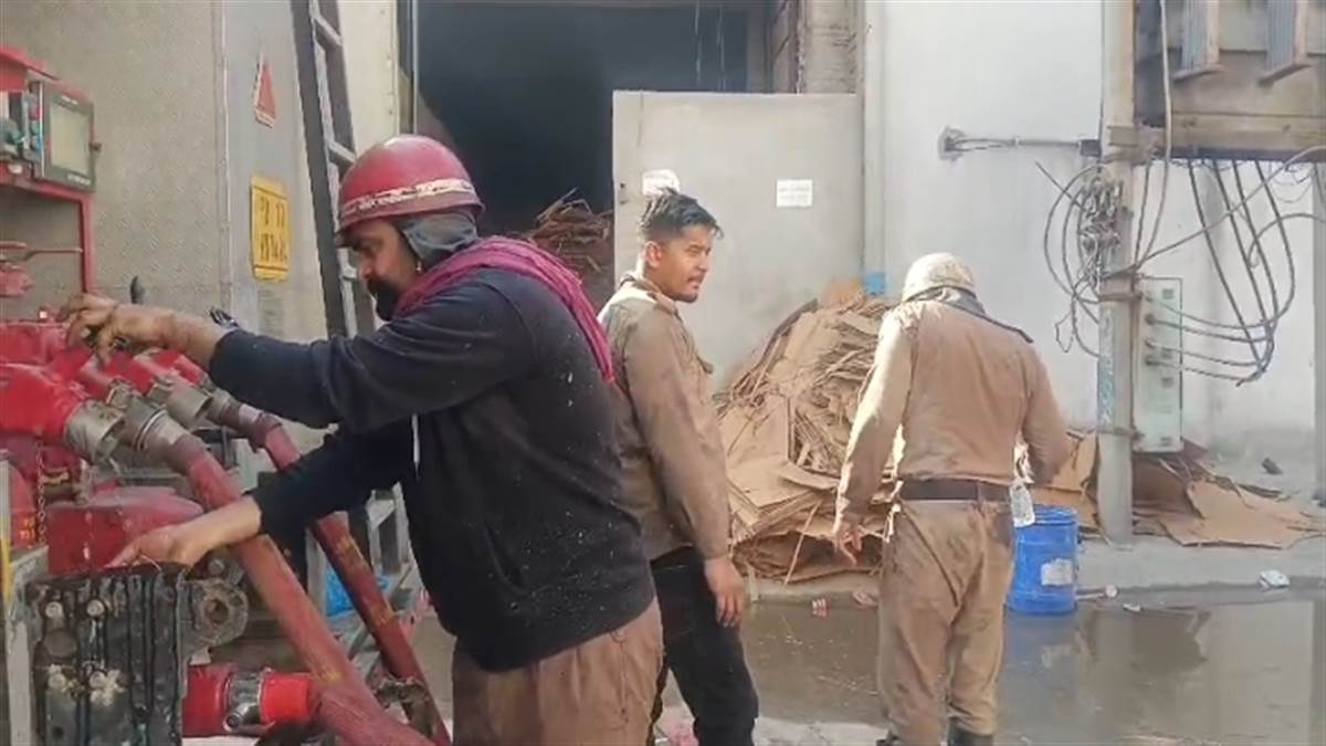 ਗੱਤਾ ਫੈਕਟਰੀ ’ਚ ਭਿਆਨਕ ਅੱਗ, ਅੱਧੇ ਤੋਂ ਵੱਧ ਹਿੱਸਾ ਹੋਇਆ ਸੁਆਹ