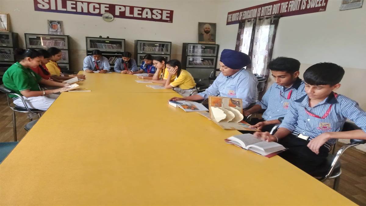 ਕਿਤਾਬਾਂ ਦੀ ਮਹੱਤਤਾ ਬਾਰੇ ਵਿਦਿਆਰਥੀਆਂ ਨੂੰ ਜਾਣੂ ਕਰਵਾਇਆ