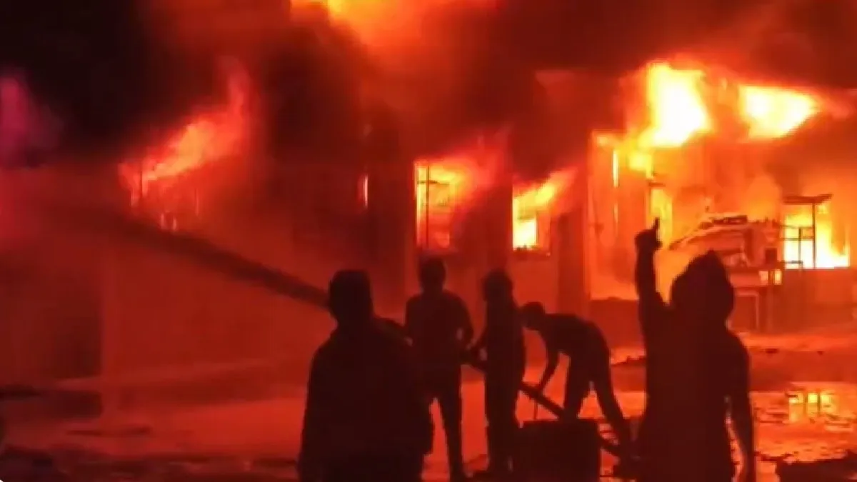 ਹਵੇਲੀ ਦੇ ਉਦਯੋਗਿਕ ਖੇਤਰ 'ਚ ਅੱਗ ਦਾ ਤਾਂਡਵ, ਇਲਾਕੇ 'ਚ ਮਚੀ ਹਫੜਾ-ਦਫੜੀ; ਦੇਖੋ ਖੌਫਨਾਕ Video