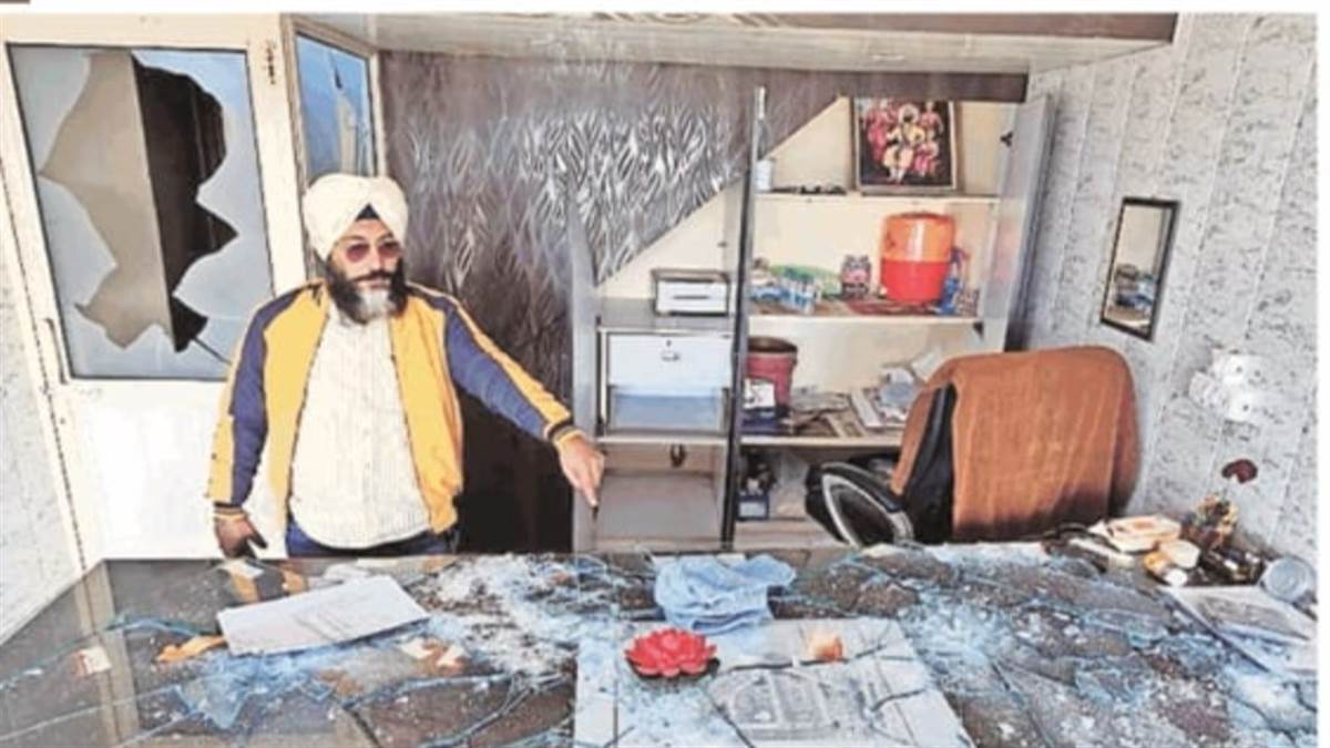 ਪ੍ਰਾਪਰਟੀ ਡੀਲਰ ਦੇ ਦਫ਼ਤਰ ਦੀ ਤਲਵਾਰਾਂ ਤੇ ਡੰਡਿਆਂ ਨਾਲ ਕੀਤੀ ਭੰਨਤੋੜ, ਇਲਾਕੇ 'ਚ ਦਹਿਸ਼ਤ ਦਾ ਮਾਹੌਲ