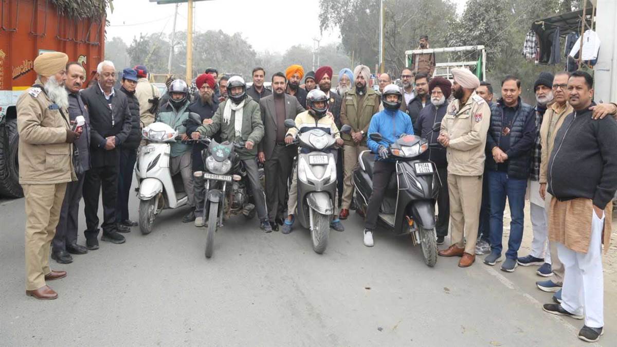 ਰੋਟਰੀ ਕਲੱਬ ਨੇ ਵਾਹਨ ਚਾਲਕਾਂ ਨੂੰ ਹੈਲਮਟ ਵੰਡੇ