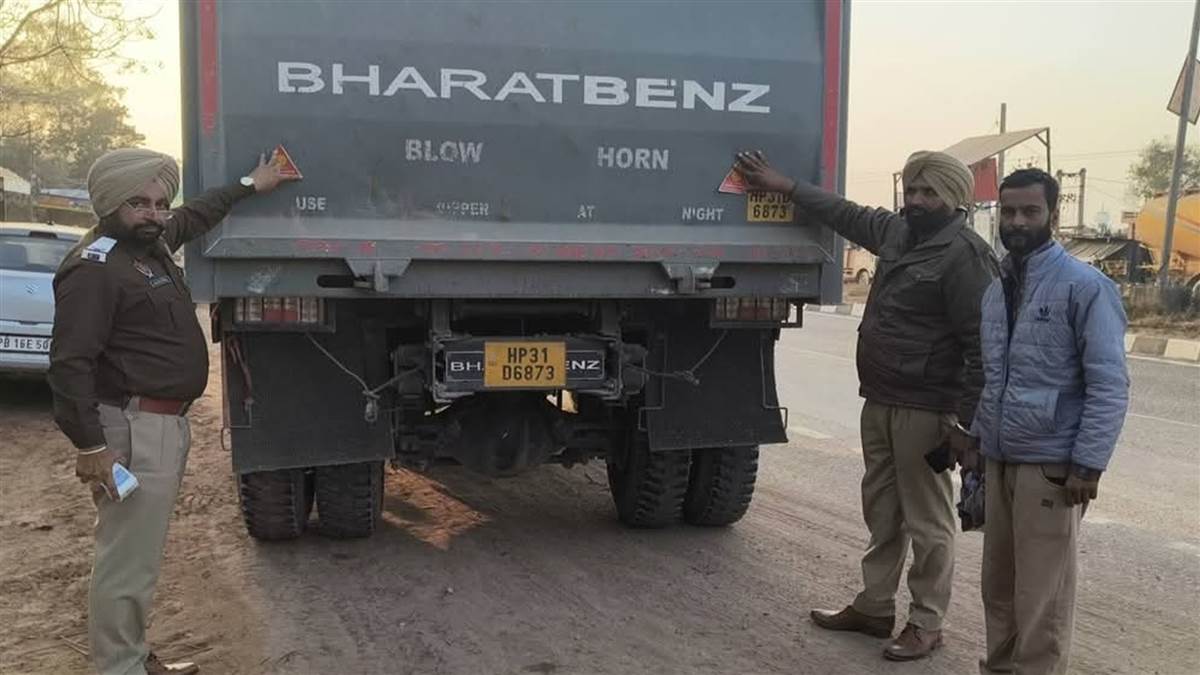 ਟਰੈਫਿਕ ਪੁਲਿਸ ਵੱਲੋਂ ਵਾਹਨਾਂ ’ਤੇ ਰਿਫਲੈਕਟਰ ਲਾਏ