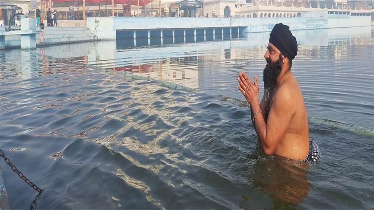 ਮਾਘਿ ਮਜਨੁ ਸੰਗਿ ਸਾਧੂਆ ਧੂੜੀ ਕਰਿ ਇਸਨਾਨੁ