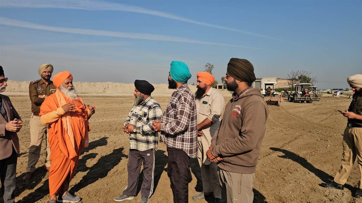 ਮੰਡ ਦੇ ਆਖਰੀ ਪੀੜਤ ਕਿਸਾਨ ਤੱਕ ਪਹੁੰਚ ਰਹੇ ਹਨ ਸੰਤ ਸੀਚੇਵਾਲ