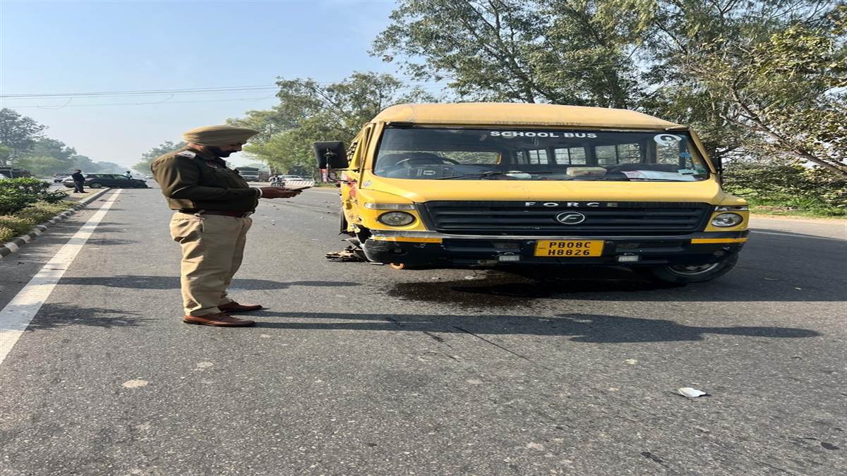 ਤਿੰਨ ਕਾਰਾਂ ਤੇ ਸਕੂਲ ਵੈਨ ਦੀ ਆਪਸੀ ਟੱਕਰ, ਬੁਰੀ ਤਰ੍ਹਾਂ ਨੁਕਸਾਨੇ ਵਾਹਨ