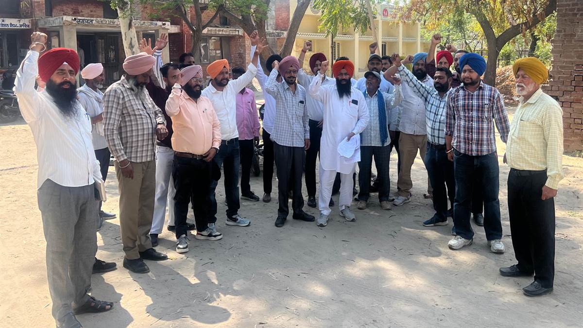 ਸਬ ਡਵੀਜ਼ਨ ਸਾਦਿਕ ਦਫ਼ਤਰ ਅੱਗੇ ਬਿਜਲੀ ਸੋਧ ਬਿੱਲ ਦੀਆਂ ਕਾਪੀਆਂ ਸਾੜੀਆਂ