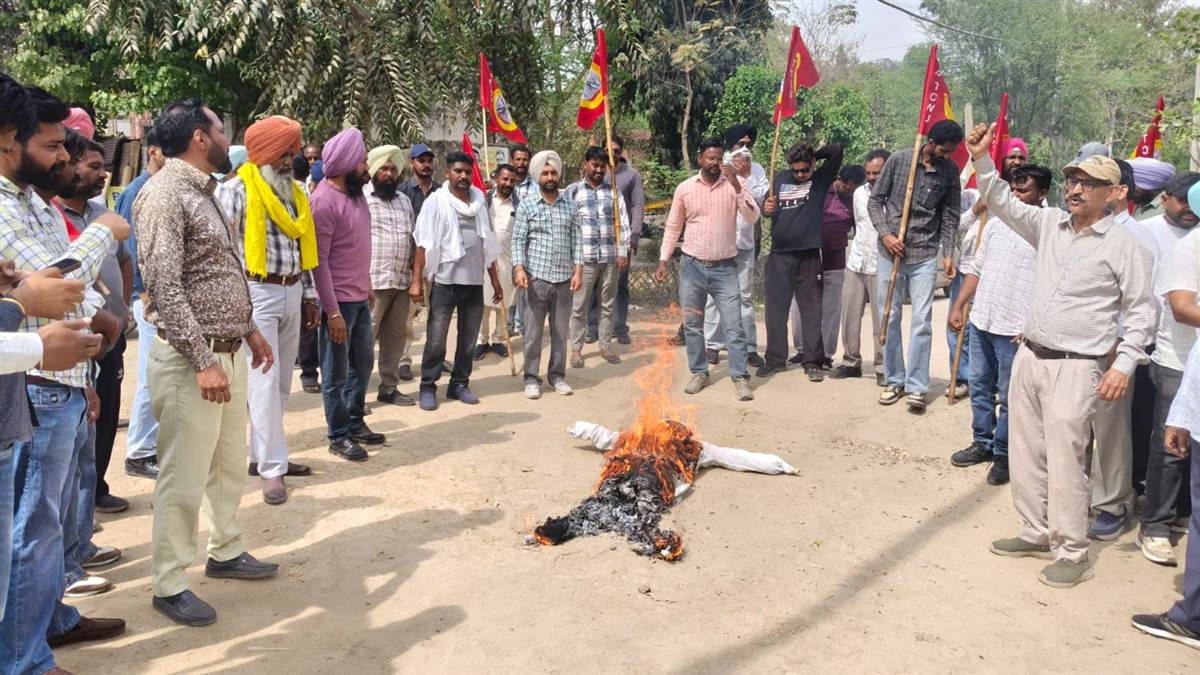ਬਿਜਲੀ ਬੋਰਡ ਮੁਲਾਜ਼ਮਾਂ ਨੇ ਬਿਜਲੀ ਸੋਧ ਬਿੱਲ ਦੇ ਵਿਰੋਧ ’ਚ ਫੂਕਿਆ ਕੇਂਦਰ ਤੇ ਸੂਬਾ ਸਰਕਾਰ ਦਾ ਪੁਤਲਾ