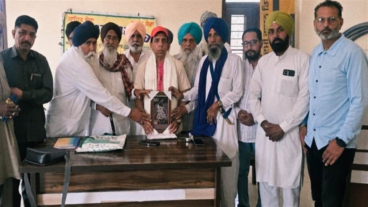 ਲਿਖਾਰੀ ਸਾਹਿਤ ਸਭਾ ਝੱਤਰੇ ਵੱਲੋਂ ਡਾ. ਸਾਧੂ ਰਾਮ ਲੰਗੇਆਣਾ ਦਾ ਸਨਮਾਨ