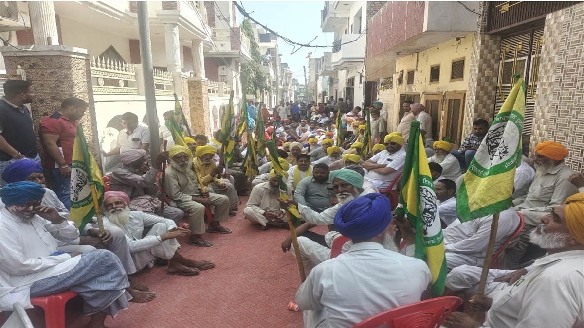 ਵਿਸ਼ਾਲ ਧਰਨੇ ਨੂੰ ਵੇਖਦਿਆਂ ਵਰੰਟ ਕਬਜ਼ੇ ਲੈਣ ਆਏ ਅਧਿਕਾਰੀ ਦੂਜੇ ਦਿਨ ਵੀ ਖਾਲੀ ਪਰਤੇ