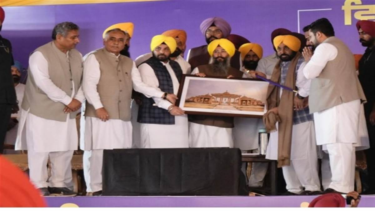 ਬੱਚਿਆਂ ਨੂੰ ਪੜ੍ਹਨ ਲਈ ਵਿਦੇਸ਼ ਨਾ ਜਾਣਾ ਪਵੇ, ਇਹੀ ਸਾਡਾ ਸੁਪਨਾ" – ਮੁੱਖ ਮੰਤਰੀ ਭਗਵੰਤ ਮਾਨ ਨੇ ਕਾਦੀਆਂ 'ਚ ਰੱਖੇ ਵਿਕਾਸ ਕਾਰਜਾਂ ਦੇ ਨੀਂਹ ਪੱਥਰ