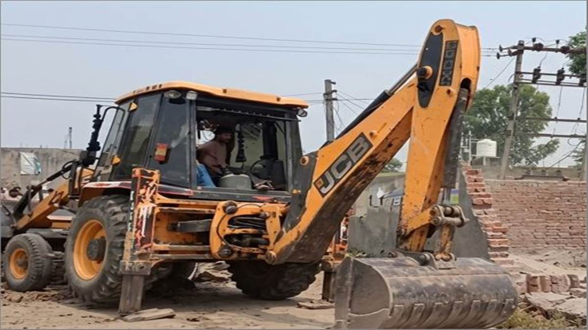 Ferozepur News : ਸਰਕਾਰੀ ਜ਼ਮੀਨ ’ਤੇ ਬਣੇ ਨਸ਼ਾ ਤਸਕਰ ਦੇ ਨਾਜਾਇਜ਼ ਘਰ ’ਤੇ ਚੱਲਿਆ ‘ਪੀਲਾ ਪੰਜਾ’